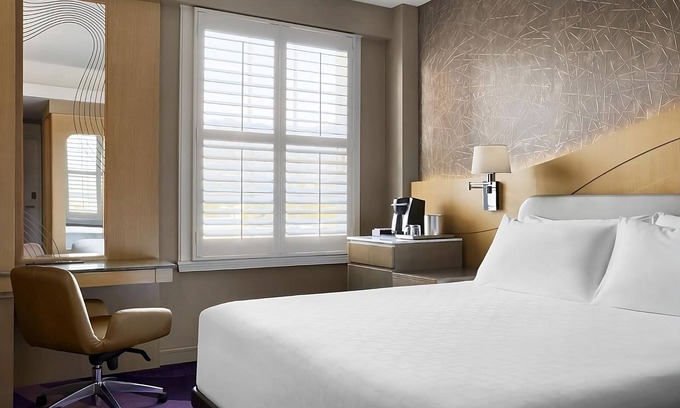 Pasadena Hotel | Pasadena Hotel & Pool, Premier Corner One King Bed Room, Parking