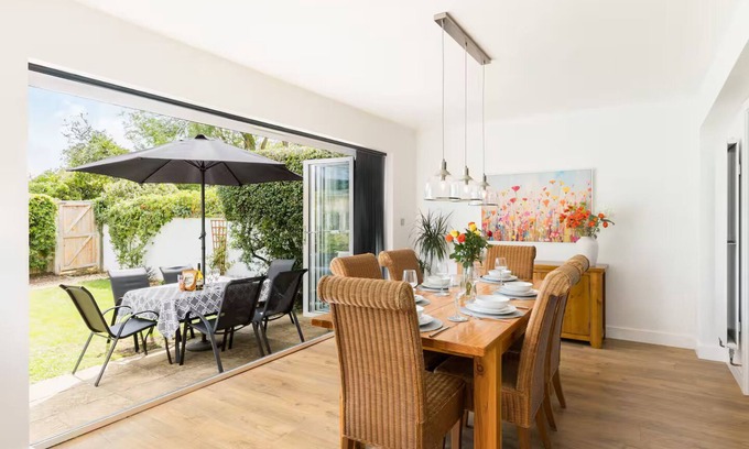 Bourton-on-the-Water House | Pass the Keys | Modern family home | Garden | Parking