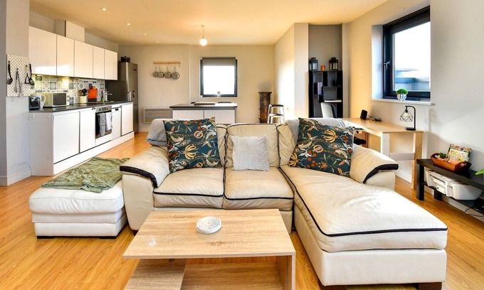 Atlantic Wharf Apartment | Pass the Keys | 2 Bedroom Waterside Apartment