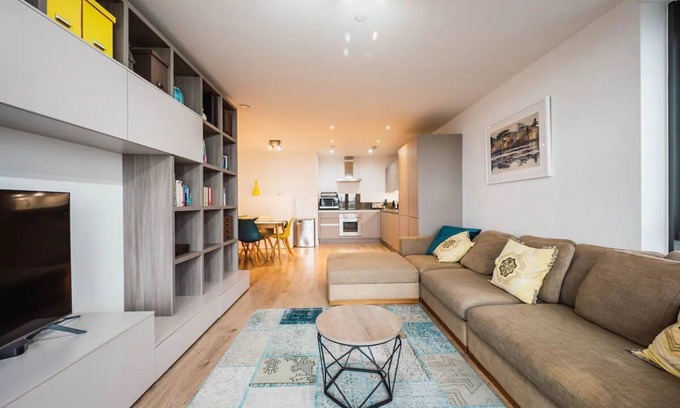 Hackney Apartment | Pass the Keys | 3 Bed 2 Bath with Stunning Views from the 8th Fl