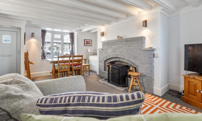 Borth House | Pass the Keys 3-bedroom beach house with off street parking