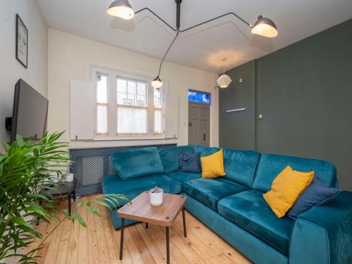 Hackney House | Pass the Keys Airy 1850s Coach House with Private Balcony