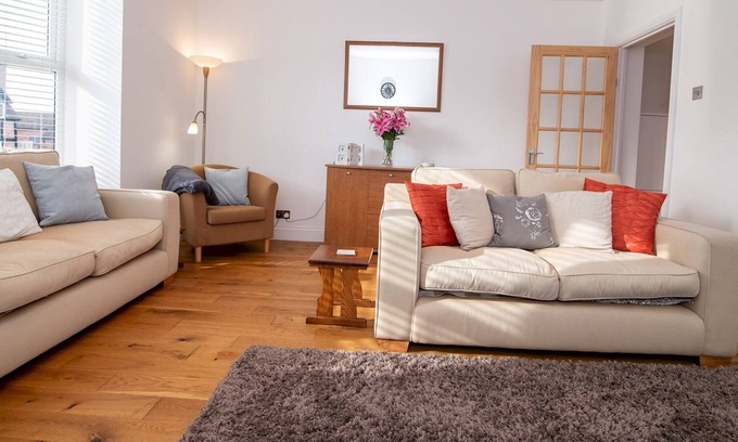 Ombersley House | Pass the Keys | Beautiful Home in Picture Perfect Village