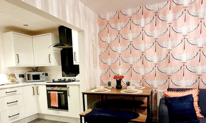 Broadheath House | Pass the Keys | Beautifully refurbished house close to MCR Airport