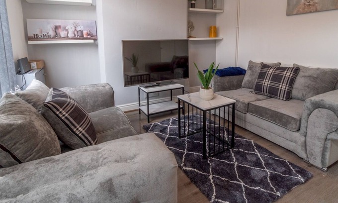 Sneinton House | Pass the Keys | Beautifully Home close to City Centre with parking