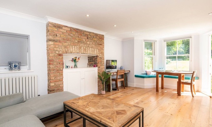 South Richmond Apartment | Pass the Keys | Beautiful Richmond Hill, parking and huge garden