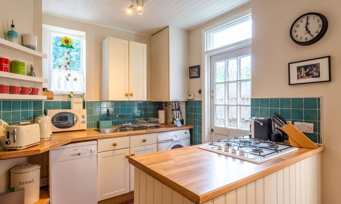 Askew Apartment | Pass the Keys | Bright & Stylish Garden Flat in Trendy West London