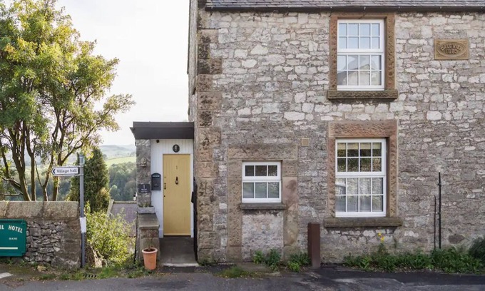 Over Haddon House | Pass the Keys | Charming Picturesque Retreat for 6 & Furry Friend