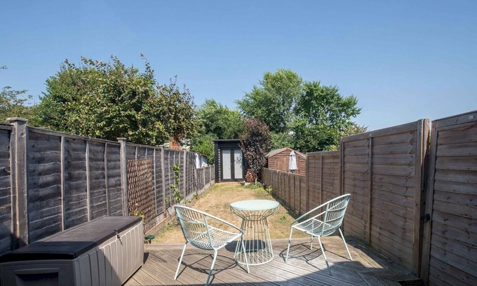 Farnham House | Pass the Keys | Character 3 Bed Cottage in Farnham, Free Parking