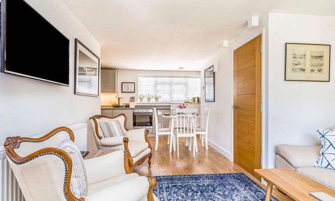 Funtington House | Pass the Keys | Charming Cottage with Garden