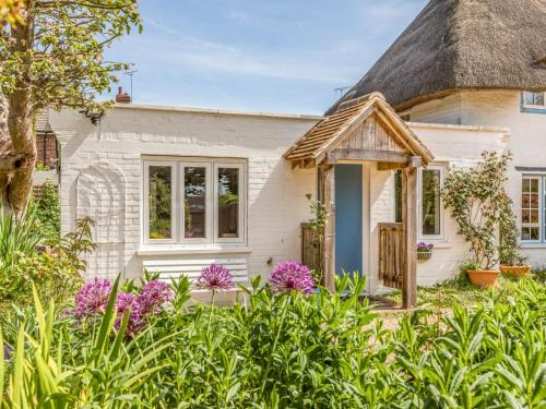Chichester Apartment | Pass the Keys Charming Apartment Attached To Thatched Cottage