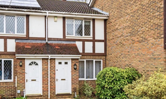 Walton-on-Thames House | Pass the Keys Cosy 2BR Home in Walton