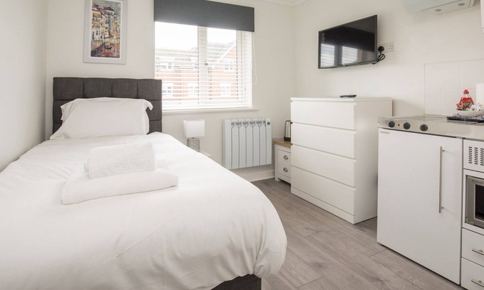 Langley Marish Apartment | Pass the Keys | Compact 1 Bed Room with Bathroom and Kitchen