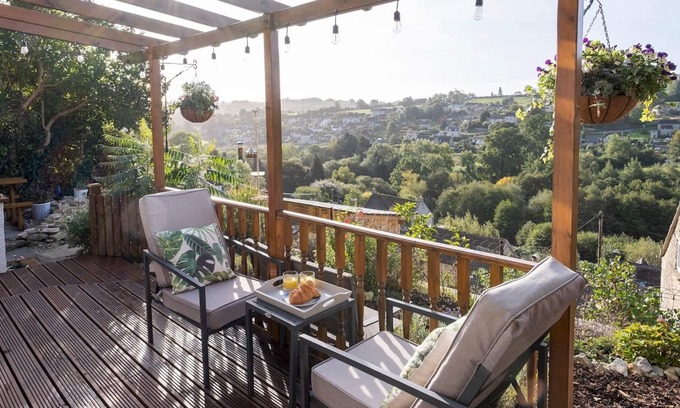 Nailsworth House | Pass the Keys | Cosy Cotswold cottage with stunning views