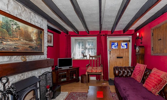 Puriton House | Pass the Keys | Cosy Cottage with Fireplace