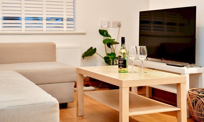 Splott House | Pass the Keys | Cosy Spacious Two Bedroom Home with Parking