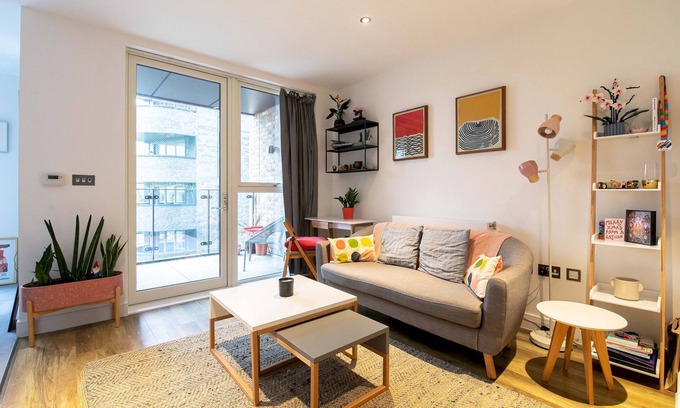 Markhouse Apartment | Pass the Keys | Cosy Studio flat with a Balcony
