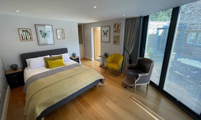 Hathersage Apartment | Pass the Keys | Delightful & Dainty Vibrant Village for 2