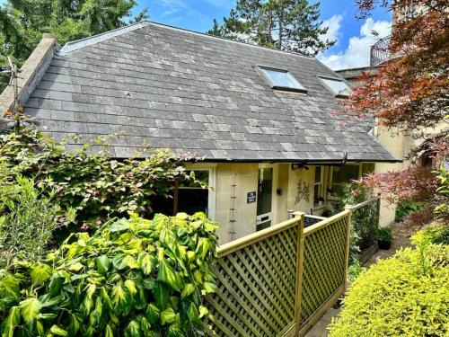 Bath House | Pass the Keys Delightful Cottage Sydney Gardens private parking