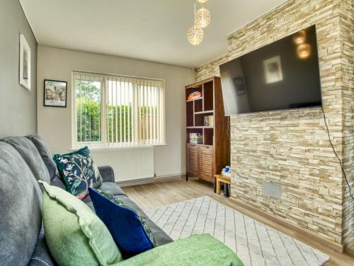 Lincoln House | Pass the Keys Dog-Friendly Haven Parking Prime Location