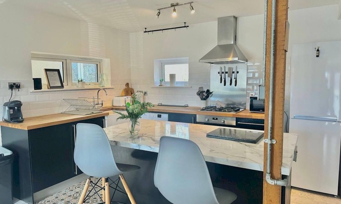 Crynant House | Pass the Keys | Family home walking distance to beach/Pet friendly