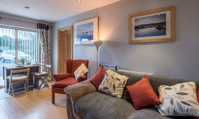 Kilgetty House | Pass the Keys | The Cwtch Near Oakwood sleeps 4
