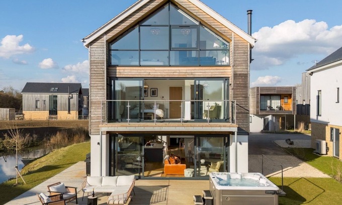 Cirencester House | Pass the Keys | Stunning 5 bedroom lake-house | hot tub | views