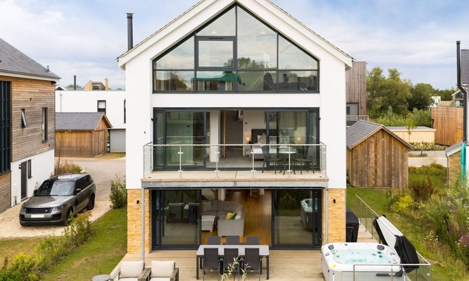 Cirencester House | Pass the Keys | Minety Lake lodge | hot tub | games room