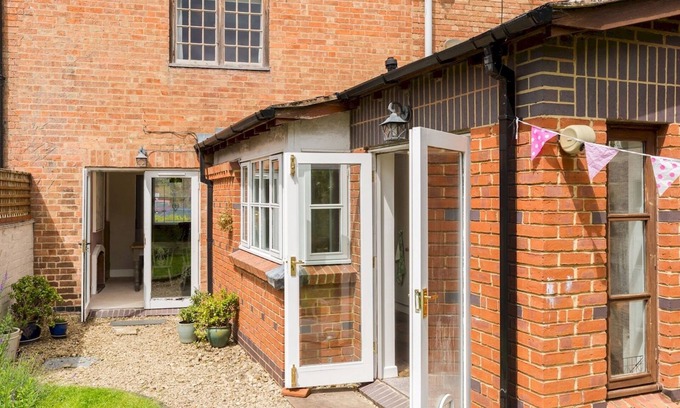 Tiddington House | Pass the keys | Historic 2 Bed in Tiddington