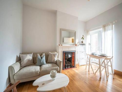 Lewisham Apartment | Pass the Keys Hither Green ground floor flat with garden London