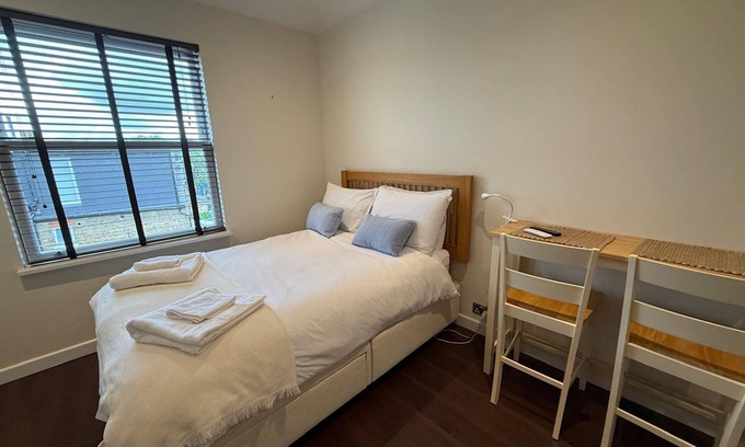 St. Margarets and North Twickenham Apartment | Pass the Keys | Modern Elegant Studio 20 Minutes to Central London