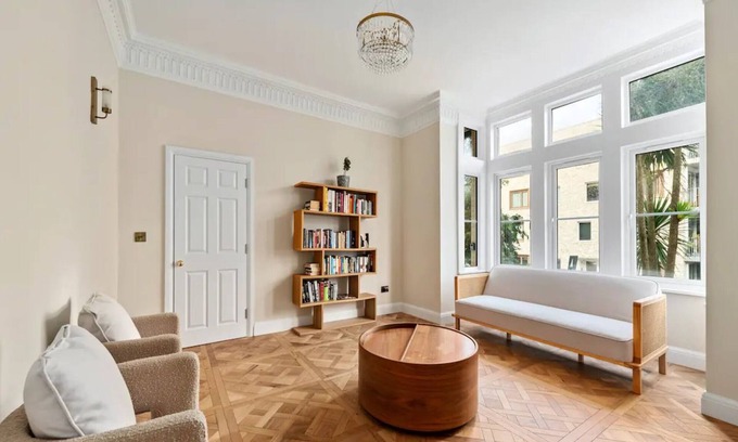 Knight's Hill House | Pass the Keys | Modern and luxury London house