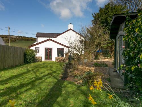 Pen-y-sarn House | Pass the Keys Modern Character Welsh Cottage with Garden