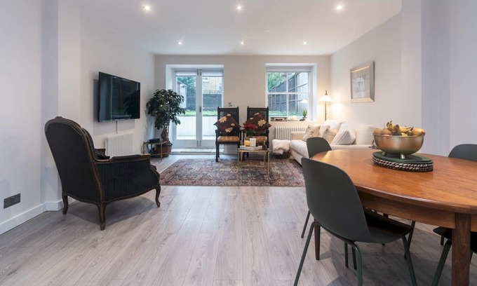 St. Mark's Apartment | Pass the Keys | Modern Apartment 2 Minute Walk From Station