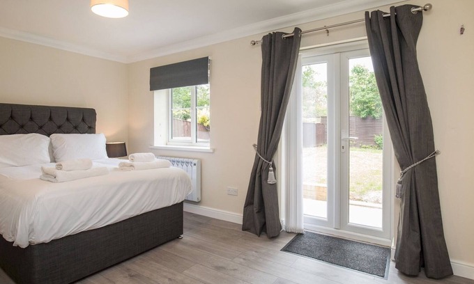 Langley Marish Apartment | Pass the Keys | Newly Refurbished 4 SLR Flat Free Parking