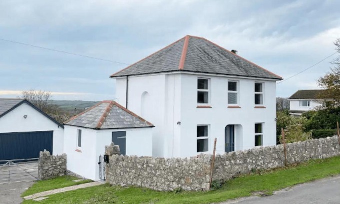 Reynoldston House | Pass the Keys Newly Renovated Quiet Rural 4 Bed Holiday Home