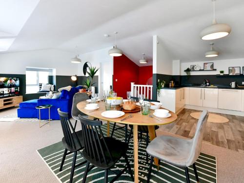 Newport House | Pass the Keys Perfectly located stylish 2 bed home with Parking