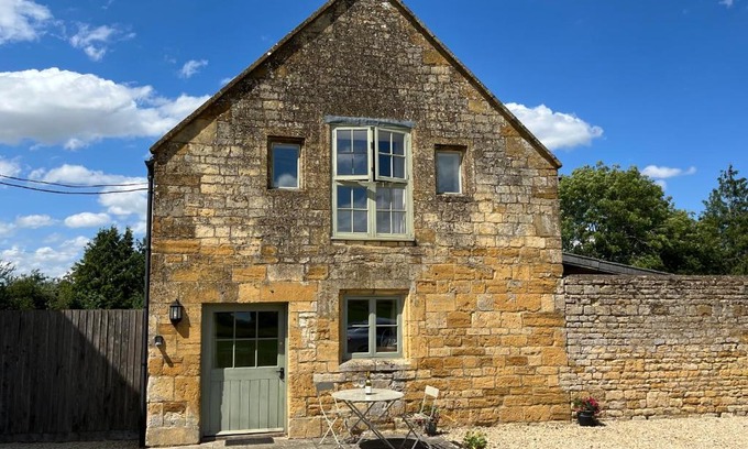 Bourton-on-the-Hill House | Pass the Keys Pheasant Cottage Stunning peaceful home parking