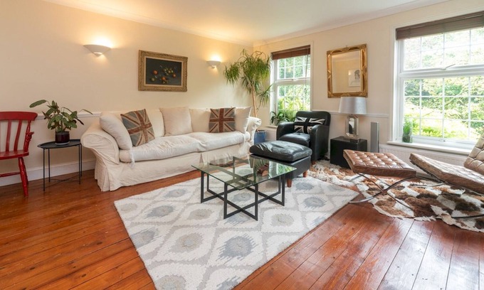 Coombe Hill House | Pass the Keys | Pretty house near Richmond Park