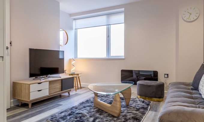 Sheldon Apartment | Pass the Keys | Prime Luxurious Apartment | NEC | Free Parking!!