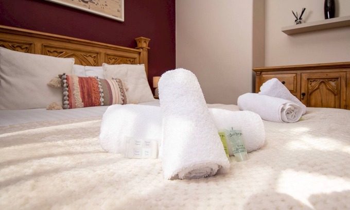 Renfrew Apartment | Pass the Keys | Private Entrance GF 2 bed flat near Renfrew Centre