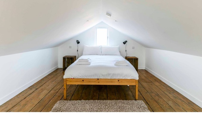 Histon Apartment | Pass the Keys | Renovated 19th Century Barn w/ Free Parking