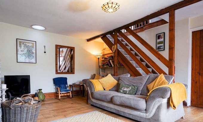 Glandyfi House | Pass the Keys | Scenic Rural 3 bedroom Cottage