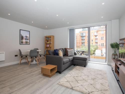 Slough Apartment | Pass the Keys Sophisticated Apartment w Parking - Central Slough