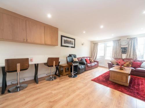 Thamesmead House | Pass the Keys Spacious Cosy Home Close To London Abbey Wood