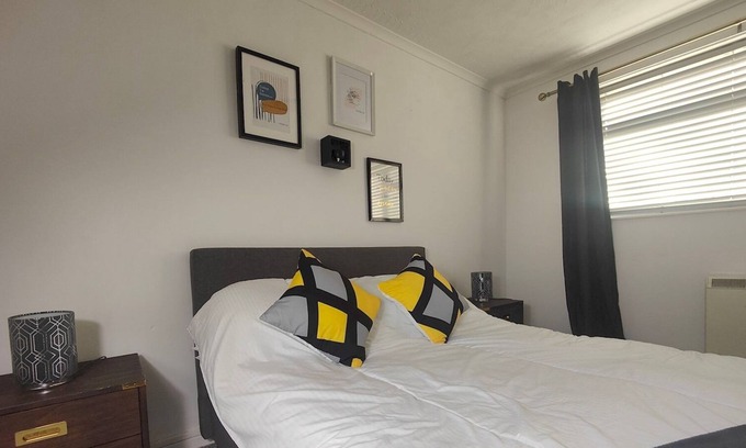 Oldbury Apartment | Pass the Keys | Spacious 2 Bedroom Apartment with Free Parking
