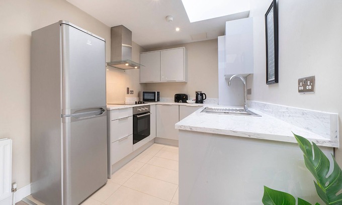 Ormeau Apartment | Pass the Keys | Stunning 2BR Apt in Fab Location with Top Amenities