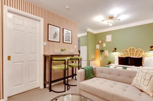 Cherry Hinton Apartment | Pass the Keys Stylish and modern studio flat Free parking