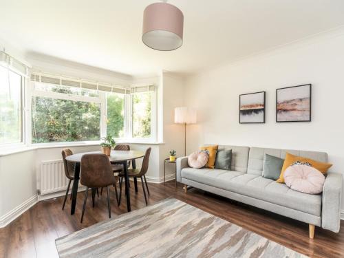 Surbiton Hill Apartment | Pass the Keys Stylish Apt in quiet cul de sac