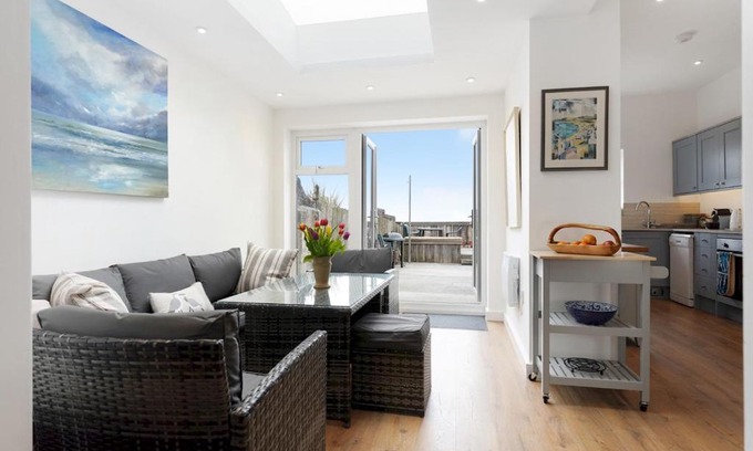 Borth House | Pass the Keys The Green Dolphin The Green Dolphin 4 Bed Victorian Beach House